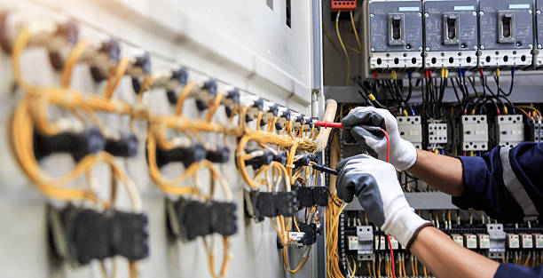 Professional Electrician technician working in Lansing, IL
